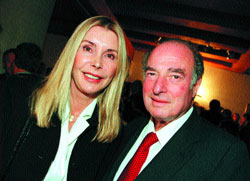 Счастливый Марк Рич со своей женой Гизелой на светском рауте в Швейцарии в 2000 году. В этой нейтральной стране Рич чувствовал себя в полной безопасности с 1983 года, когда он был объявлен на родине вне закона.